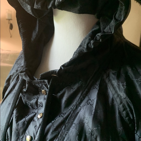 Vintage Gucci Black Bomber Jacket with Hoodie and 2009 Logo Pattern - Picture 10 of 16